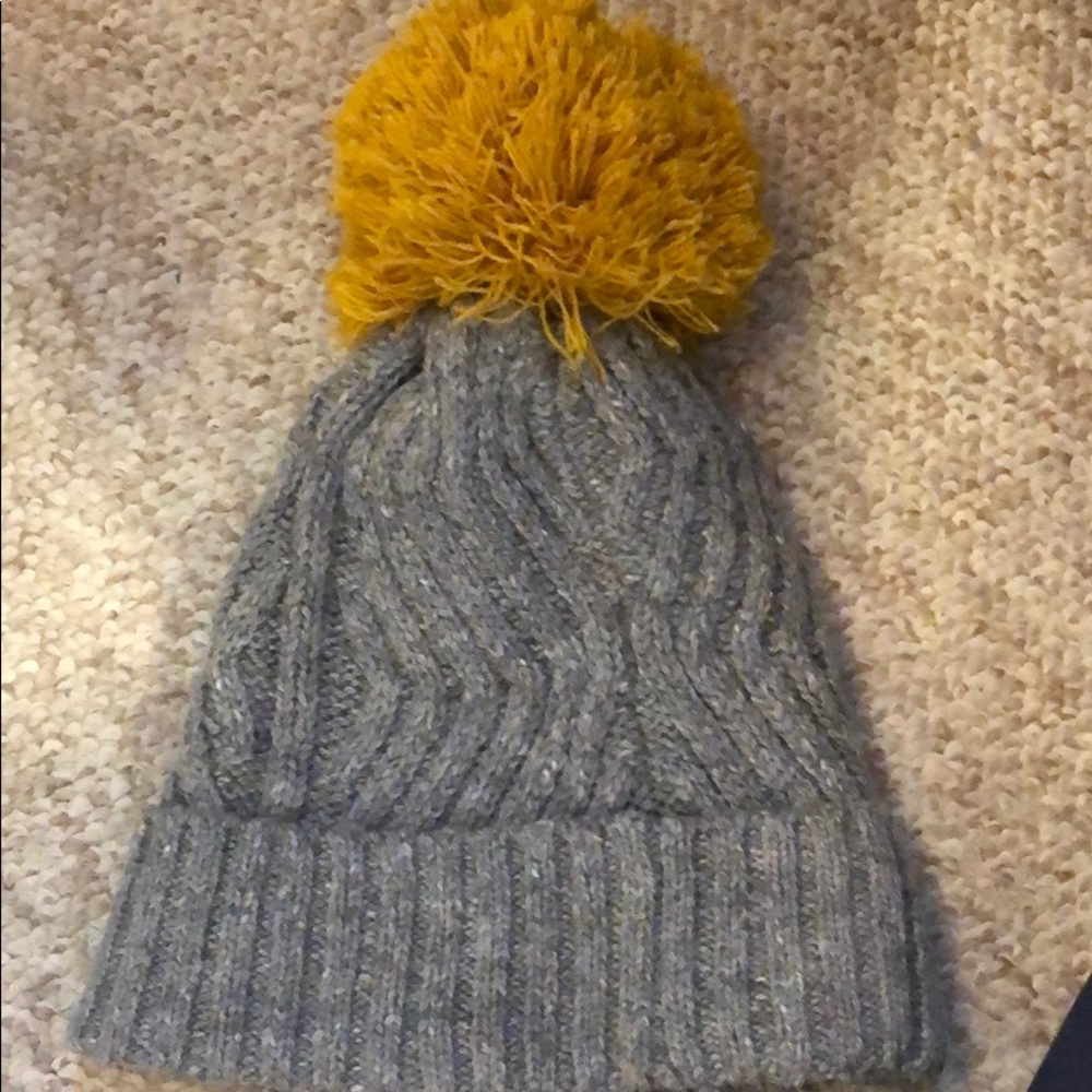 Women’s winter hat - Picture 1 of 3